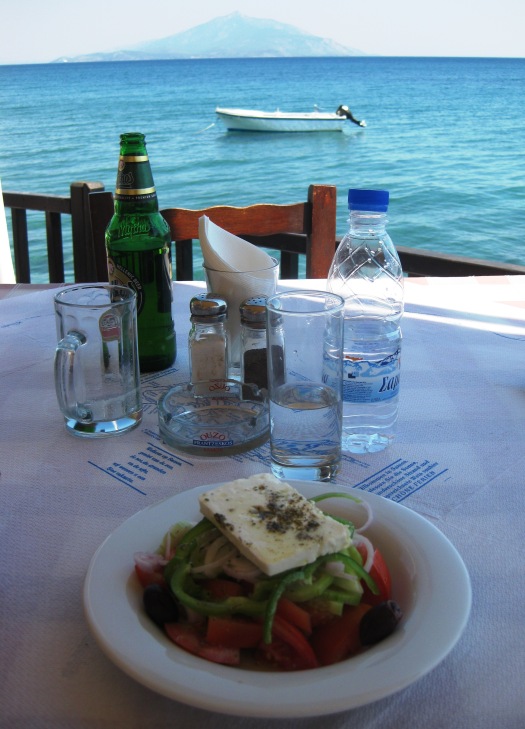 Lunch i form av grekisk sallad i byn Ireo, ett par kilometer väster om Pythagorion.