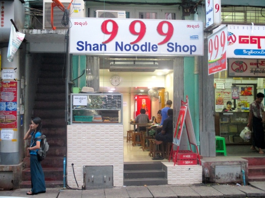 Min favoritrestaurang i Yangon blev 999 Shan Noodle Shop. Billig (rätter för 1000 till 3000 kyats) och god mat från staten Shan i norra Myanmar. Bra läge mitt i smeten!