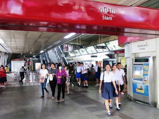 Som turist i Bangkok är det svårt att inte hamna vid Skytrainstationen Siam. 
